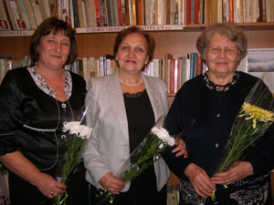 Слева направо -- Л.С.Петриченко, Л.Д.Журавлева и Л.П.Воронцова.