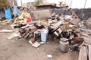 Свалки мусора у дома № 46 по улице Партизанской